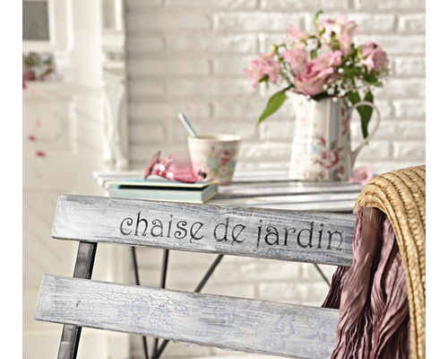 Gartenszene mit Gartenmöbeln, Blumen und Dekoration