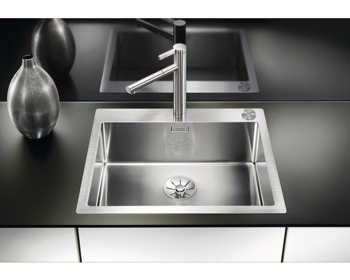 Spüle aus Edelstahl mit Armatur auf einer Küchentheke