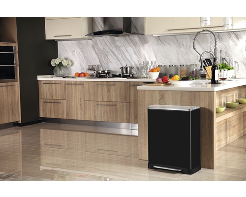 Moderne Küche mit schwarzem Treteimer.