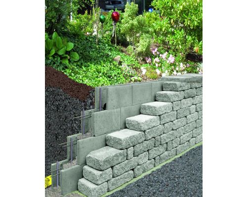 Aménagement d''un mur de soutènement de jardin avec des pierres en béton et des armatures
