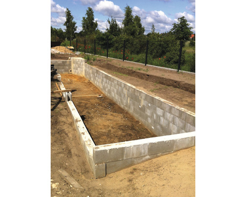 Fouille avec blocs de béton dans l''horticulture