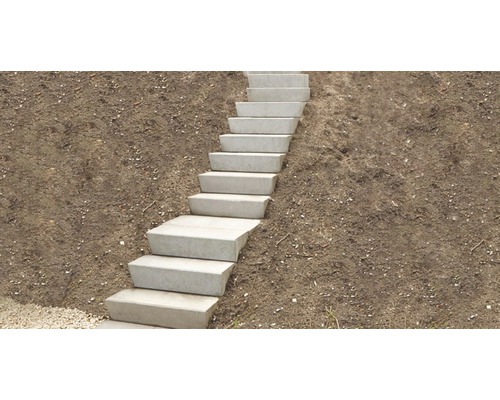 Treppe aus Betonsteinen im Aussenbereich