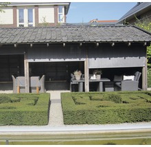 Gartenszene mit Pavillon, Gartenmöbeln und Buchsbaumhecke