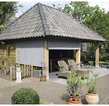 Überdachte Terrasse mit Gartenmöbeln und Pflanzen
