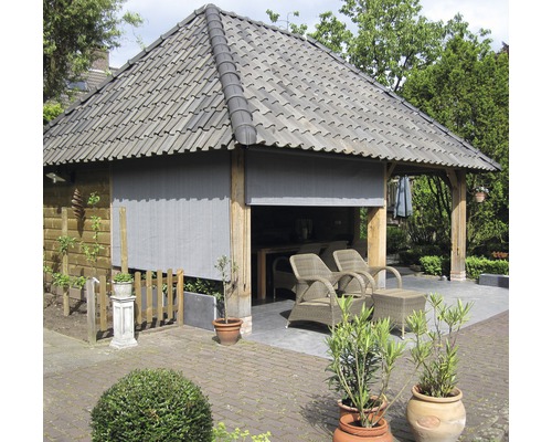 Überdachte Terrasse mit Gartenmöbeln und Pflanzen