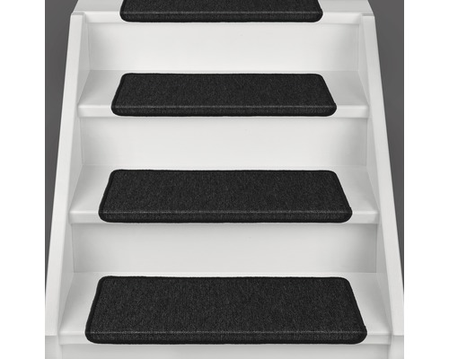 Escalier avec tapis de marche noirs