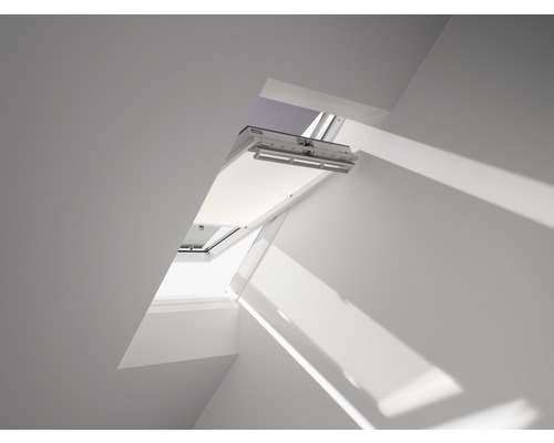 Geöffnetes Dachfenster mit Verdunkelungsrollo