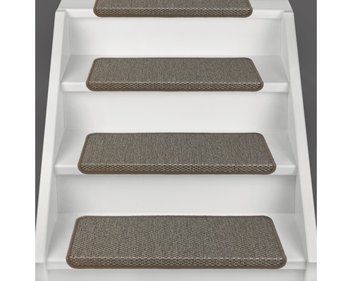 Escalier avec des tapis de marche pour l''isolation phonique et l''augmentation de la sécurité.