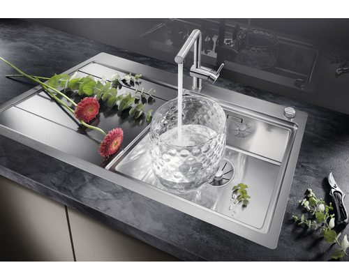 Évier en acier inoxydable avec robinet et fleurs