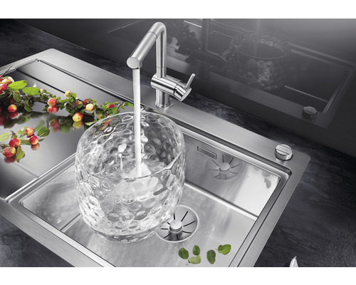 Évier en acier inoxydable avec robinet et récipient en verre