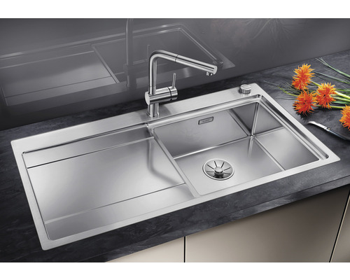 Évier en acier inoxydable avec égouttoir et robinet