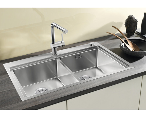 Spüle mit zwei Becken und Armatur aus Edelstahl