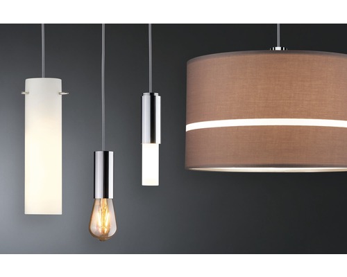 Verschiedene Hängelampen mit Lampenschirmen aus Stoff und Metallelementen