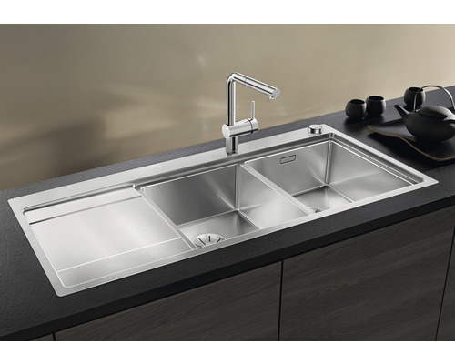 Edelstahlspüle mit Abtropffläche und Wasserhahn