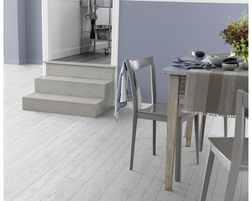 Salle à manger avec table, chaises et plancher en bois clair