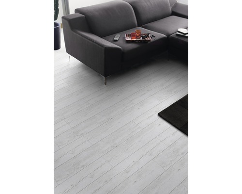 Salon avec canapé et plancher en bois clair