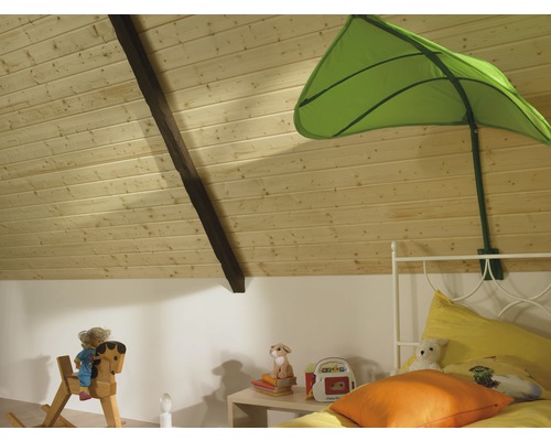 Kinderzimmer mit Holzdecke, Holzbalken und Blattschirm am Bett