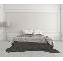 Chambre à coucher avec lit, linge de lit et lampadaire