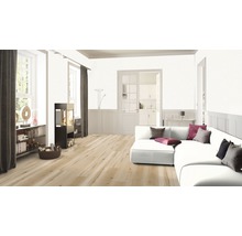 Salon avec plancher en bois, cheminée et canapé blanc