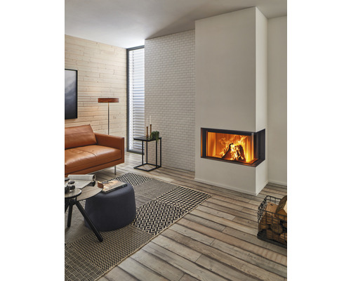 Wohnzimmer mit Kamin, Ledersofa und Holzboden