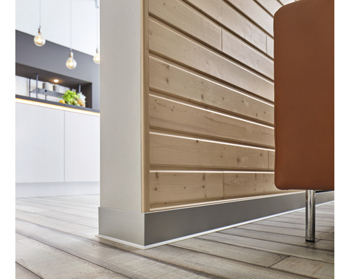 Innenausbau mit Holzpaneelen und Sockelleisten in einem modernen Raum