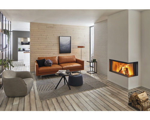 Wohnzimmer mit Sofa, Sessel, Kamin und Holzboden