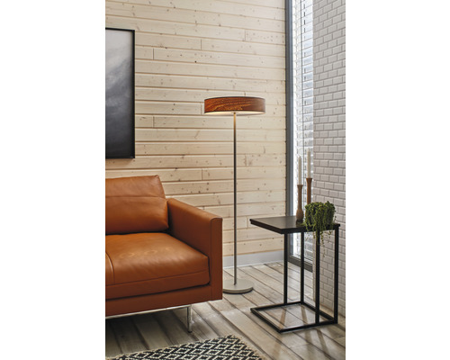 Wohnzimmer mit Ledersofa, Stehlampe und Beistelltisch