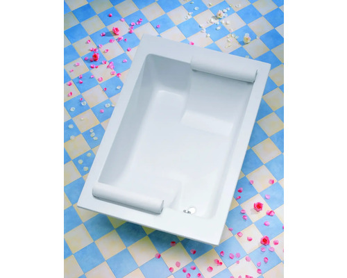 Baignoire rectangulaire en acrylique sanitaire avec appuie-tête sur sol à carreaux bleus et beiges