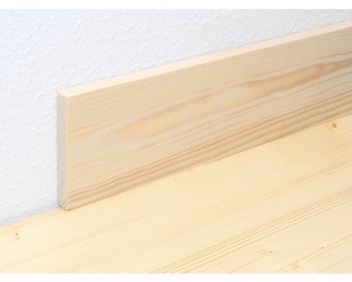 Sockelleiste aus Holz an einer Wand