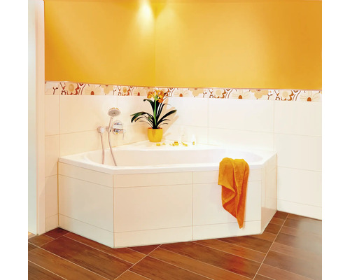 Baignoire d''angle avec robinetterie, serviette et plante décorative dans une salle de bain lumineuse