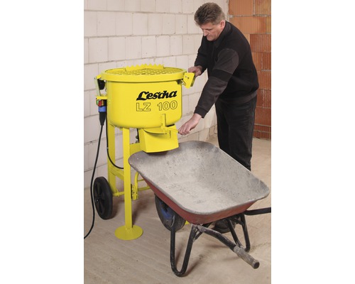Bétonnière à cuve Lescha LZ 100 remplissant une brouette par un homme