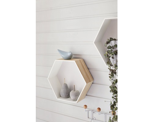 Wandregale in sechseckiger Form mit Dekoration an einer Holzwand