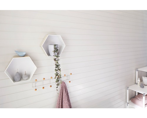Helles Badezimmer mit weißen Wandpaneelen, sechseckigen Regalen, Garderobe und Handtuch