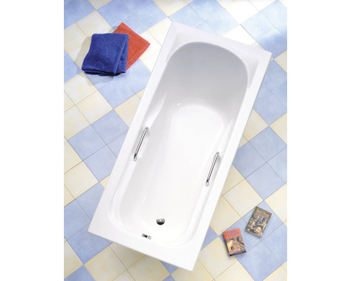 Baignoire rectangulaire avec poignées, serviettes et livres dans la salle de bain