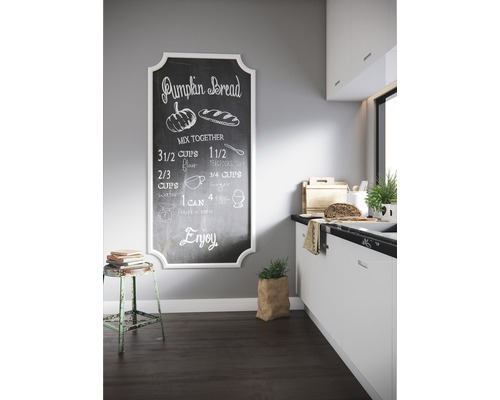 Scène de cuisine avec tableau noir avec recette de pain à la citrouille, tabouret et décoration de cuisine