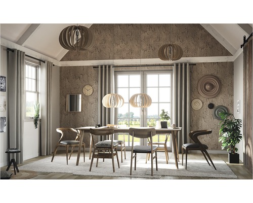 Salle à manger lumineuse avec table, chaises et lampes décoratives