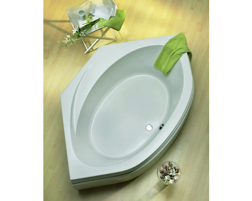 Baignoire d''angle dans salle de bains avec serviettes et décoration