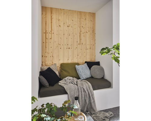 Gemütliche Sitzecke mit Holzwand, Kissen und Decke für Wohnraumgestaltung