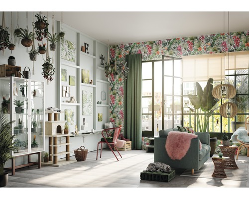 Salon lumineux avec plantes, vitrine, arbre à chat et papier peint floral pour une ambiance naturelle.