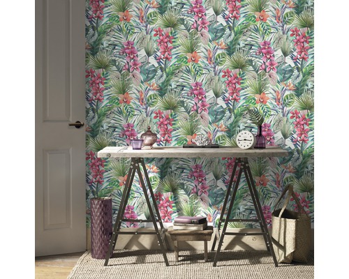 Vue d''une pièce avec papier peint floral tropical, table et décorations