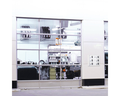 Werkstatt mit Reifen und Werkzeug hinter Glas