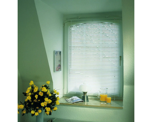 Fenêtre avec store vénitien, décorée de fleurs et d''accessoires