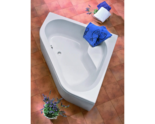 Baignoire d''angle dans une salle de bains avec serviettes et décoration