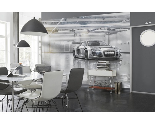 Wohnraum mit Fototapete, die einen Rennwagen in einer Garage zeigt, Esstisch und Pendelleuchten