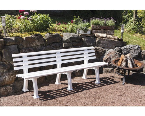 Aménagement de jardin avec un banc de jardin en plastique, un jardin de rocaille et un foyer.