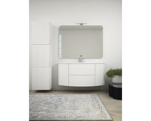 Badezimmer mit Waschbeckenunterschrank, Spiegelschrank und Hochschrank für ein helles und organisiertes Ambiente.