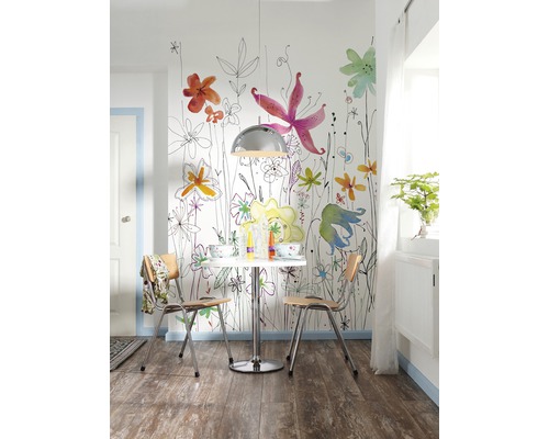 Salle à manger avec papier peint à fleurs, table et chaises