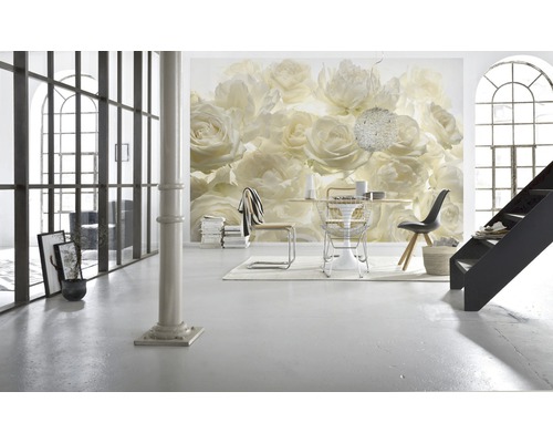 Pièce lumineuse avec table à manger, chaises et papier peint photo avec motif de roses