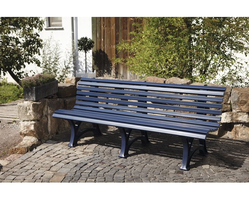 Banc de jardin en métal dans un environnement extérieur