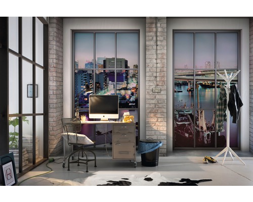 Bureau avec bureau, chaise, classeur, poubelle et fenêtres avec vue sur la ville